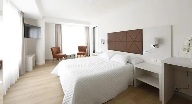 غرفة ديلوكس بسرير مزدوج، Hotel Loiola 2/3