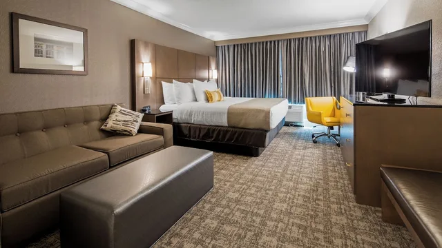 غرفة ديلوكس بسرير كينج مع أريكة، Best Western Premier Airport/Expo Center Hotel 5/8