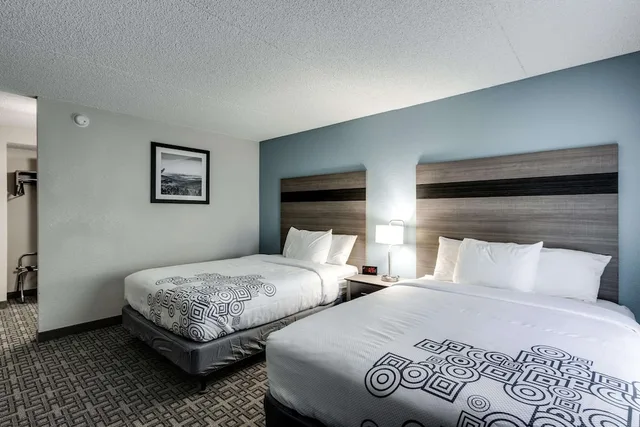 غرفة بسريرين كوين، Days Inn & Suites by Wyndham Spokane 1/4