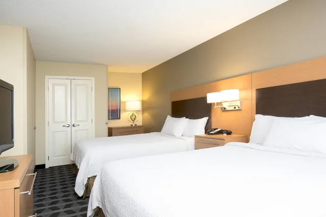 جناح بسريرين كوين بغرفة نوم واحدة مع أريكة، TownePlace Suites by Marriott Kalamazoo 1/2