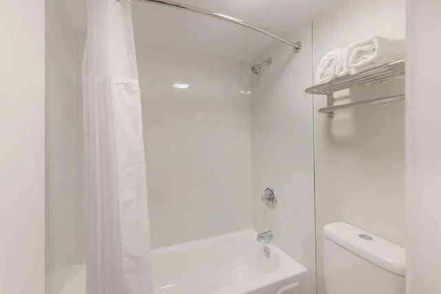 Standard, Queen Bed, Downtown Inn & Studio Suites 6/6