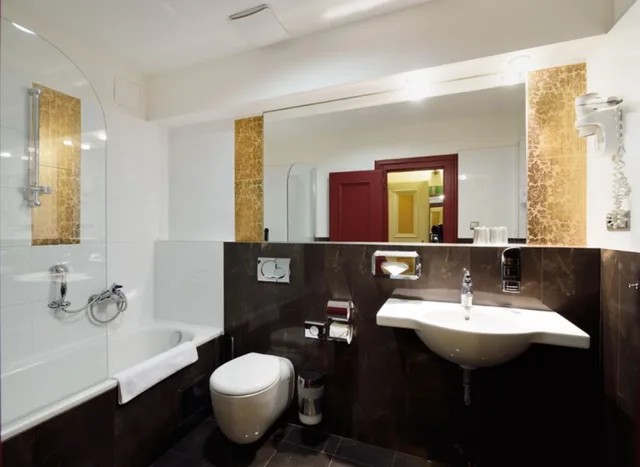 غرفة بسرير مزدوج أو سريرين منفصلين مع سرير إضافي، The Charles Hotel 1/1