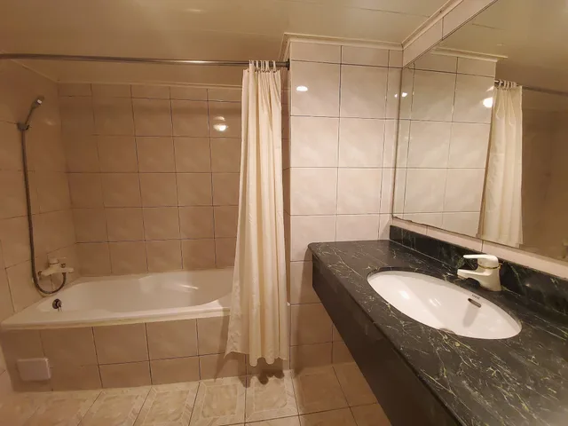 غرفة ثلاثية بثلاثة أسرّة، Well Garden Hotel 2/2