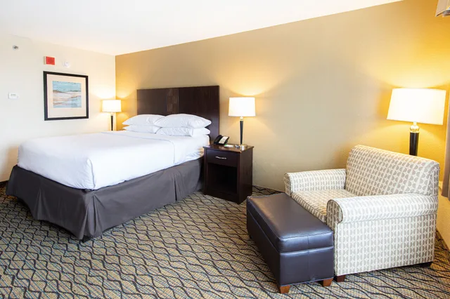 غرفة بريميوم بسرير كينج، Holiday Inn St Louis Arpt West Earth City 4/5