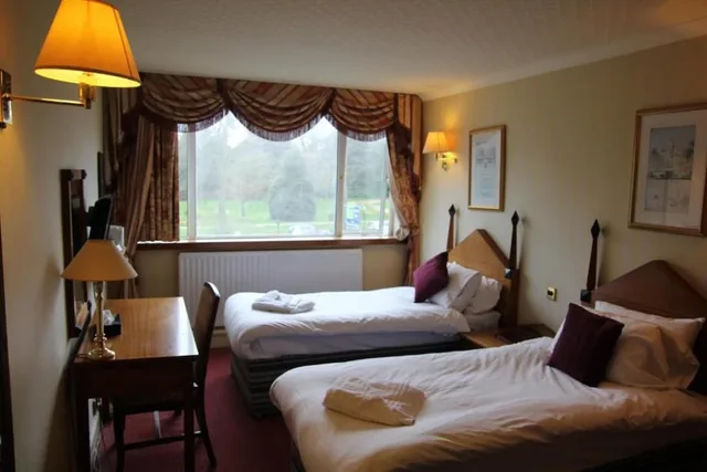غرفة بسريرين منفصلين، Hylands Hotel 2/4