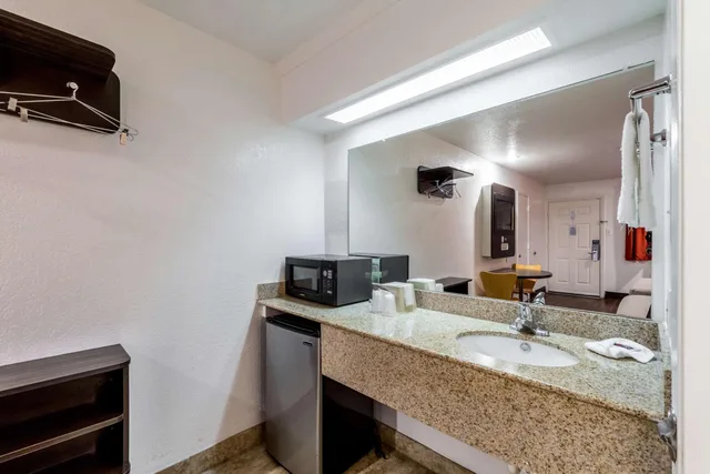 غرفة رباعية، Motel6 San Antonio, TX - Frost Bank Center 9/10