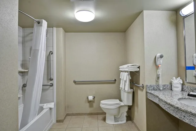 غرفة بسرير كينج لذوي الإعاقة، Hampton Inn Lewisburg Pa 3/4