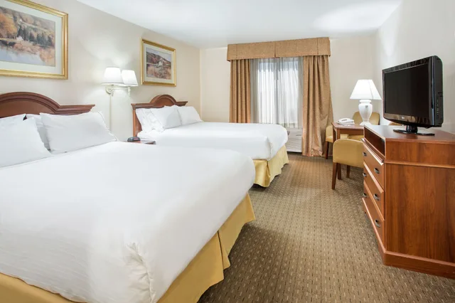 Standard, 2 Queen Beds, Holiday Inn Express Hotel And Suites Marion 3/9