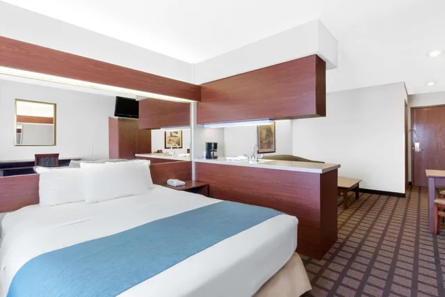 جناح بسرير كوين لذوي الإعاقة، Microtel Inn Suites by Wyndham Rapid City 1/5