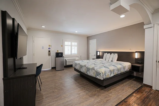 Deluxe, Queen Bed, Motel6 Tustin, CA – Orange County 1/9