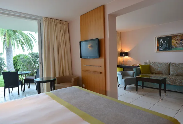 جناح بسرير كينج بإطلالة على البحر مع أريكة، Hotel Dolce Vita 3/9
