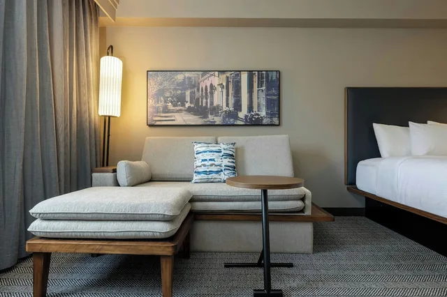 غرفة بسرير كينج مع أريكة، Courtyard by Marriott North Charleston Airport/Coliseum 7/10