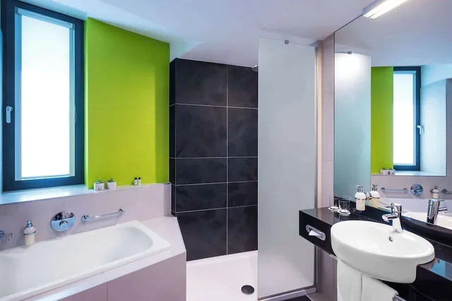 غرفة ديلوكس بسرير كينج بإطلالة على المدينة، Lindner Hotel Bratislava, Part of Jdv by Hyatt 2/2