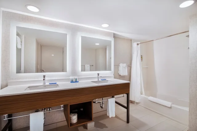 جناح بسرير كينج مع أريكة، Holiday Inn Express Suites Langley 4/4