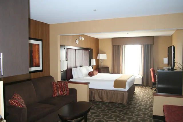 Suite, King Bed, Holiday Inn Express Hotel & Suites Vineland Millville 3/7
