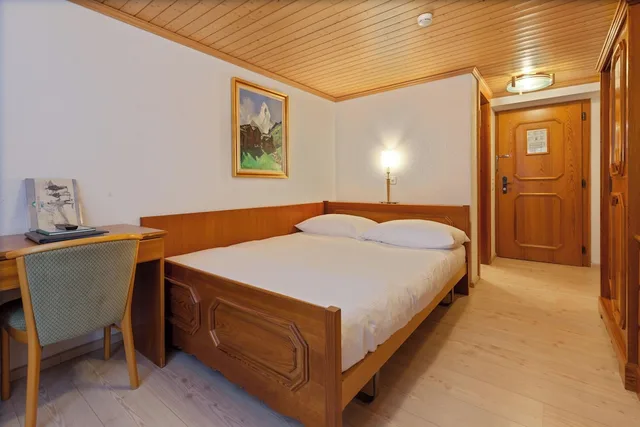 Grand, Queen Bed, Terrace, Alpenblick 3/4