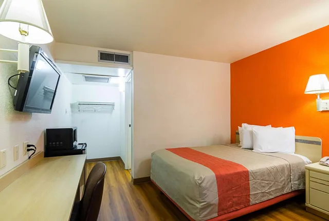1 Queen Bed - Mob Acc Ri Shwr Nsmk Micfridg، Motel6 Mitchell, SD 1/6