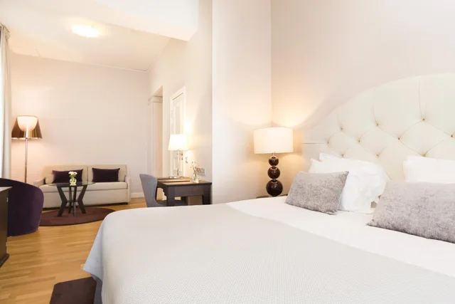 جناح جونيور، Elite Hotel Adlon 3/7