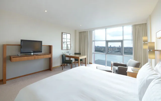 غرفة بريميير بسرير كينج، Vignette Collection Canary Riverside Plaza London by IHG 4/6