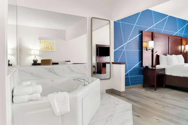 جناح بسرير كينج بحوض جاكوزي، Holiday Inn Express & Suites Southfield - Detroit 4/8