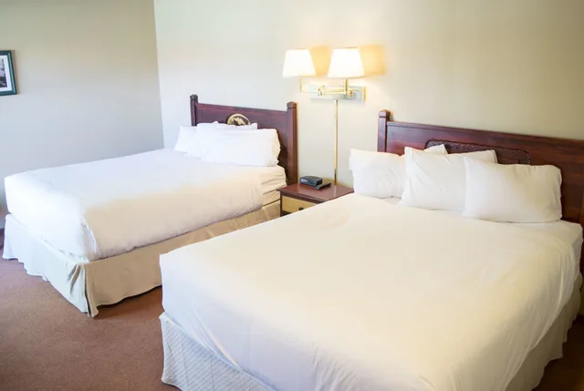 جناح تقليدي بسريرين كوين بمطبخ، Waterton Lakes Lodge Resort 1/2