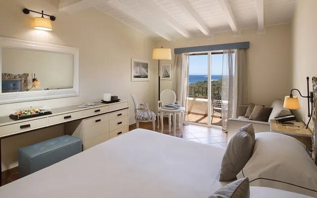 غرفة بريميوم سوبيريور بإطلالة على البحر بشرفة مع أريكة، CPH Pevero Hotel 1/1
