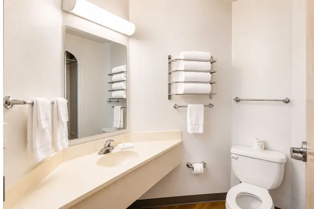 غرفة بسرير كوين لذوي الإعاقة، Econo Lodge Menomonie WI 7/10