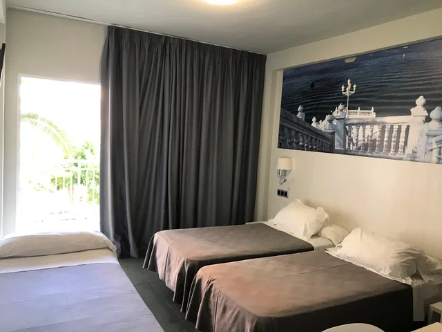غرفة ثلاثية، Hotel Joya 1/2