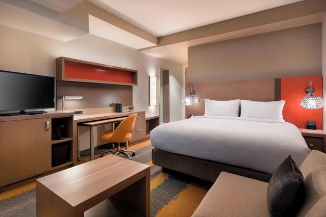 غرفة بسرير كينج مع أريكة، COURTYARD PHOENIX DOWNTOWN 2/3