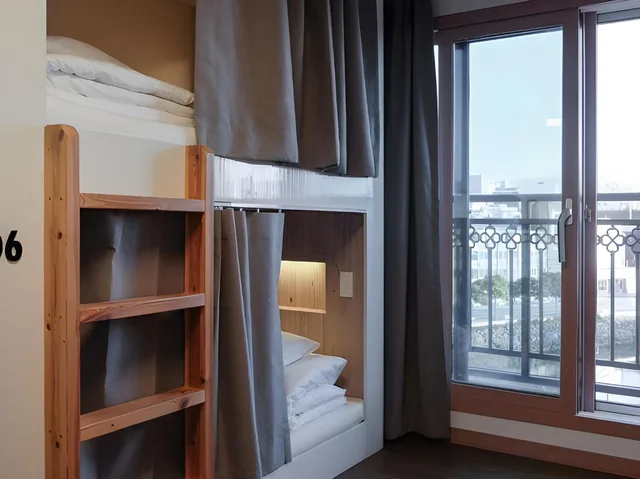 Female Dorm, Female Only, 4 Beds، Bed Radio Dongmoon 2/2