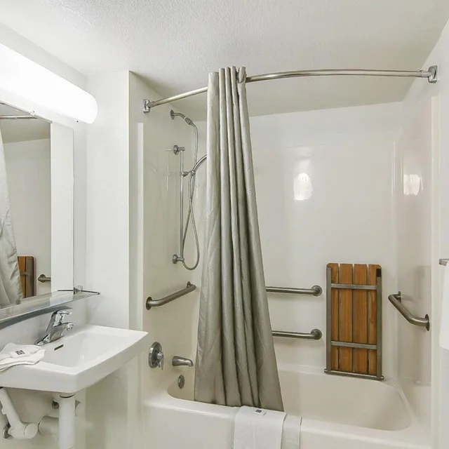 1 Full Bed - ADA/RI Shower، Motel6 Buellton, CA - Solvang Area 8/8