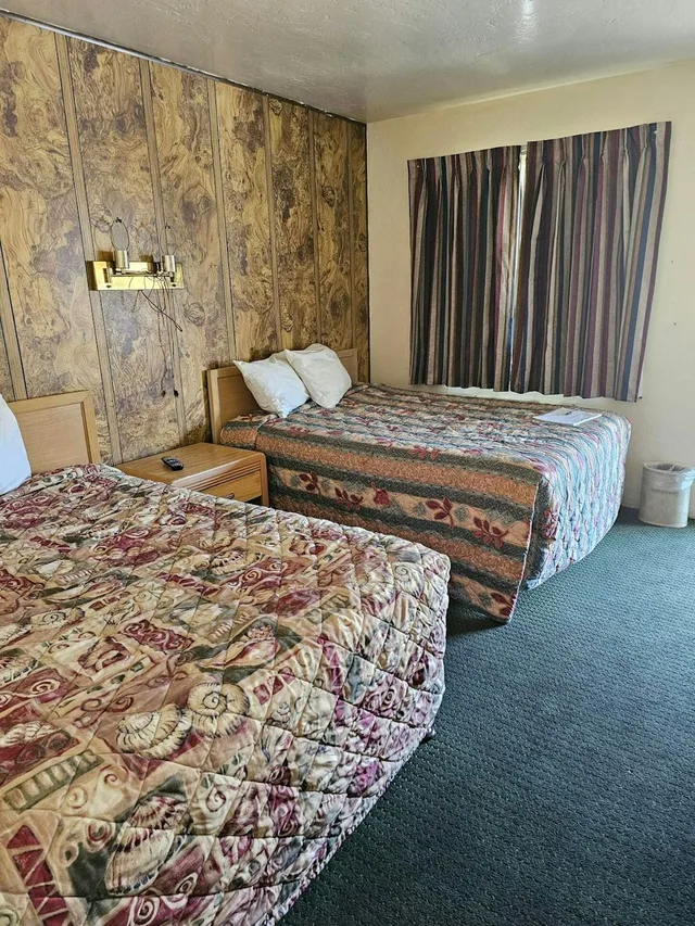 غرفة بسريرين كوين بمطبخ صغير للمدخنين، Discovery Inn Vallejo I 80 Near Napa CA 1/3