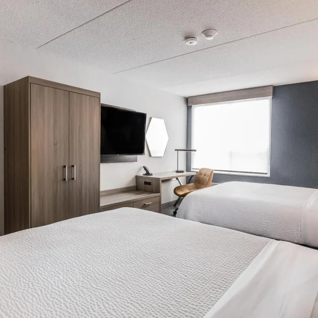 غرفة ديلوكس بسريرين مزدوجين وسرير كينج، Holiday Inn Express Toronto North York 6/10
