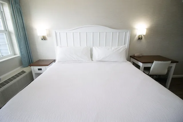 Petite, King Bed, Beach View, Balcony، The Baywatch Resort 3/8