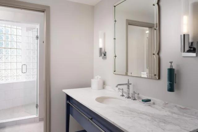 جناح بسرير كينج مع أريكة، Hilton Orrington / Evanston 4/7
