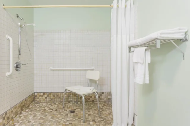غرفة بسرير كوين بحوض استحمام لذوي الإعاقة، Super 8 by Wyndham Gallipolis Pt Pleasant Area 2/2