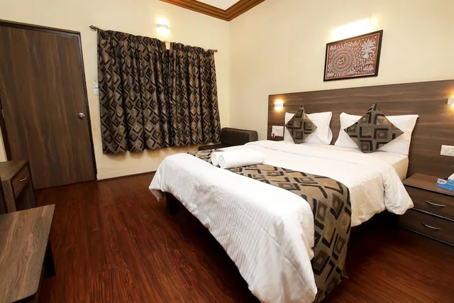 غرفة سوبيريور بسرير كوين، West End Hotel 1/7