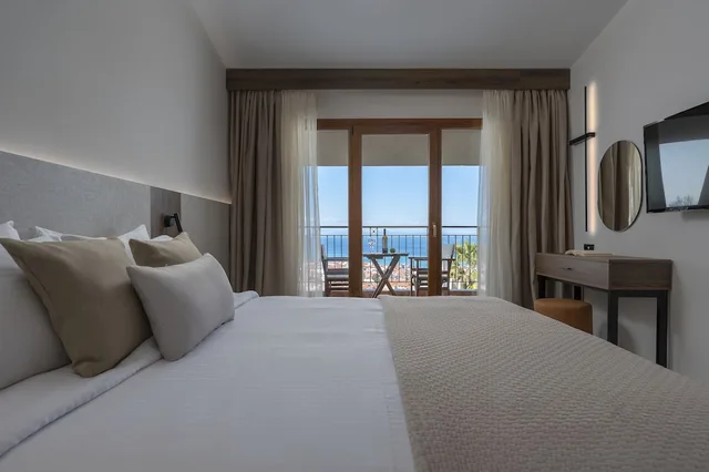 غرفة سوبيريور بسرير مزدوج بإطلالة على البحر، Alia Palace - Adults Only 1/7