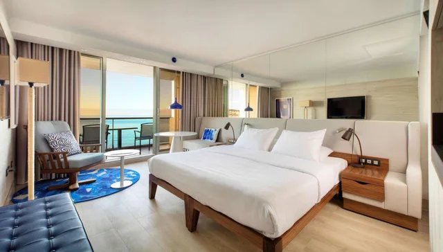 غرفة عائلية بإطلالة على البحر بشرفة، RADISSON BLU NICE 1/10