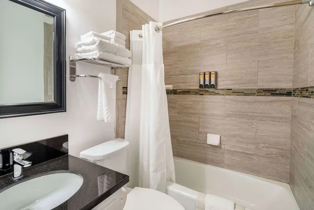 Town House, Multiple Beds, Sofa, Living Area, Kitchen، Best Western Plus Santa Barbara 3/4