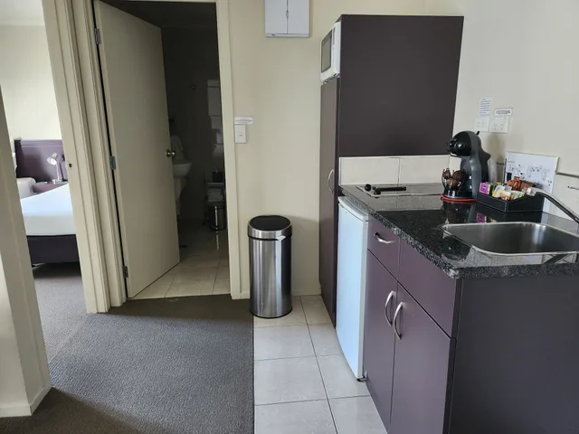 شقة بسرير كينج وسريرين منفصلين بغرفة نوم واحدة في الطابق الأرضي، B K S Motor Lodge 6/7