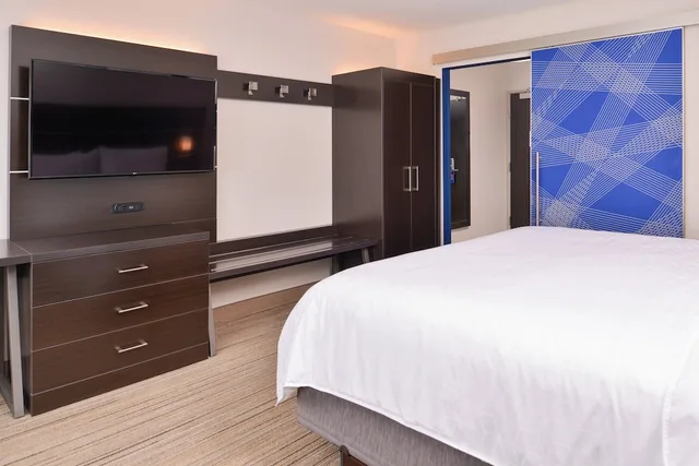 غرفة قياسية بسرير كينج، Holiday Inn Express & Suites Olathe West 1/5