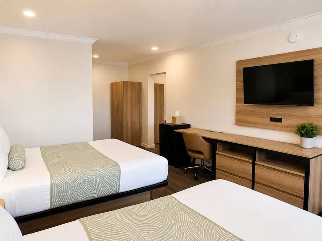 2 Bedrooms, Deluxe, Suite, 4 Queen Beds, 2 Bathrooms، The Dixie Hollywood 2/5