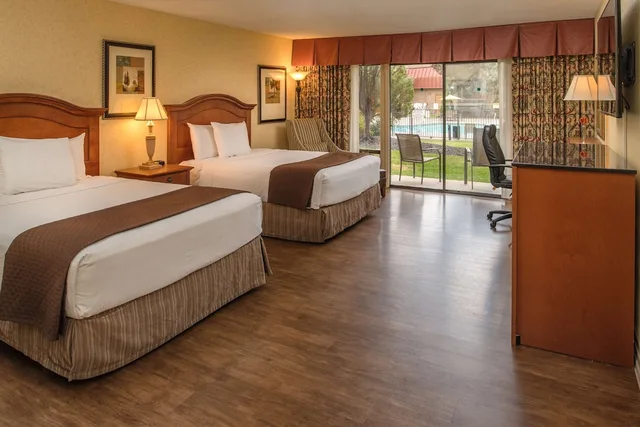 غرفة بريميوم بسريرين كوين بإطلالة على المسبح، Red Lion Hotel Pasco Airport & Conference Center 1/4