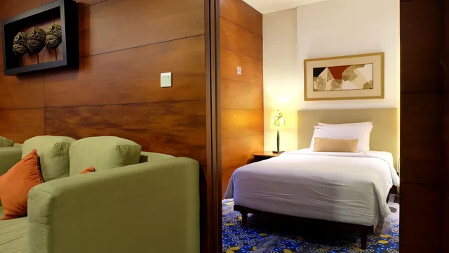 جناح بسرير كوين وسرير فردي، Jambuluwuk Malioboro Hotel Yogyakarta 4/6