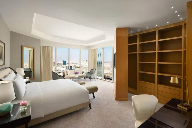 جناح ملكي بسريرين كينج بإطلالة على المدينة، فندق كمبينسكي العثمان الخبر(Kempinski Al Othman Hotel) 3/4