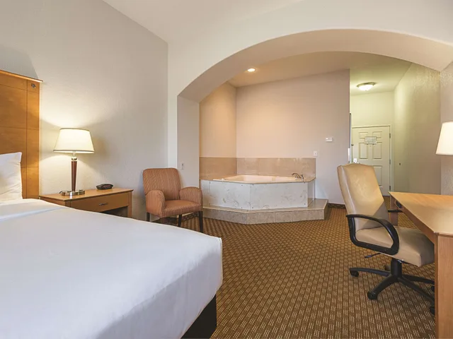 جناح رئاسي بسرير كينج، La Quinta Inn and Suites by Wyndham Alvarado 4/6