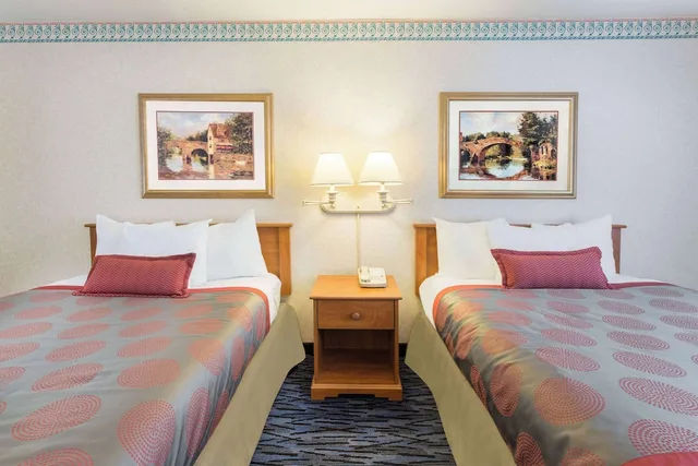 غرفة بسريرين مزدوجين، Ramada By Wyndham Kent Seattle Area 3/8