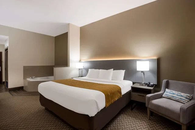 Room, King Bed, Comfort Inn & Suites Midway - Tallahassee West 1/4