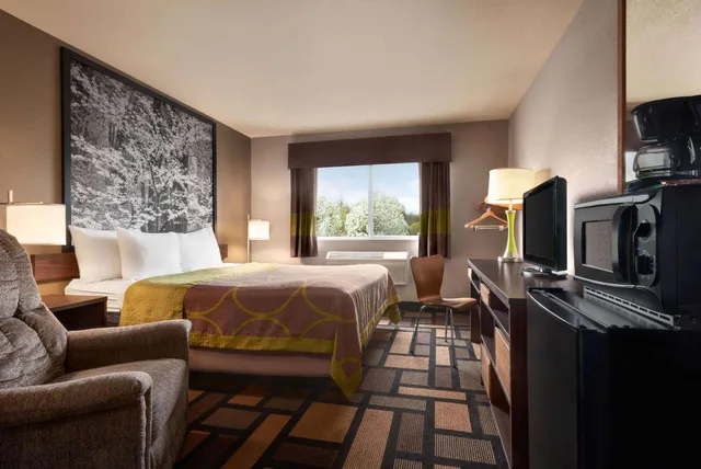 غرفة بسرير كينج للمدخنين، Super 8 by Wyndham Akron S/Green/Uniontown OH 2/3